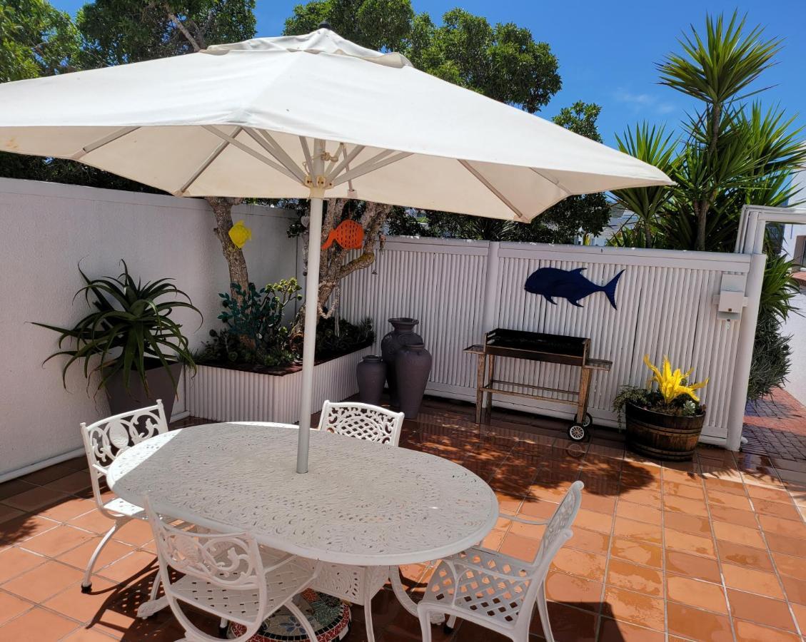 On The Beach Apartments 伊泽芳登 外观 照片