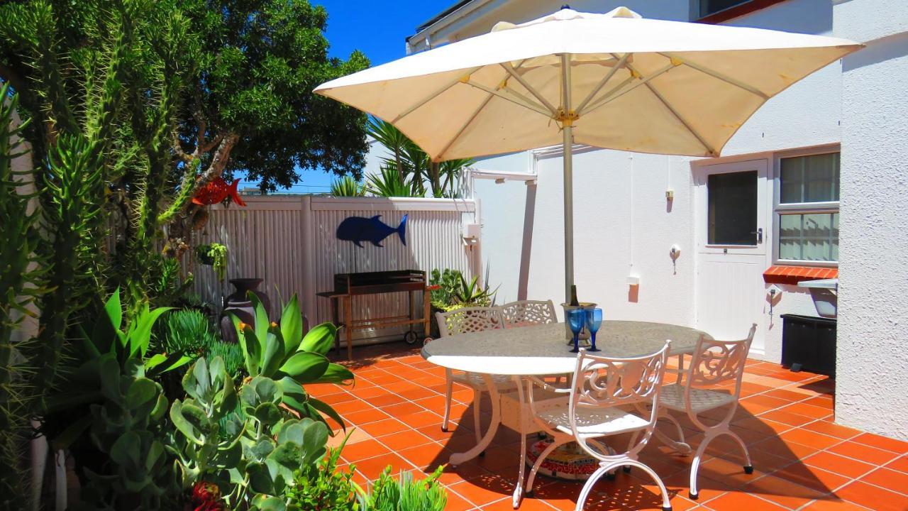 On The Beach Apartments 伊泽芳登 外观 照片