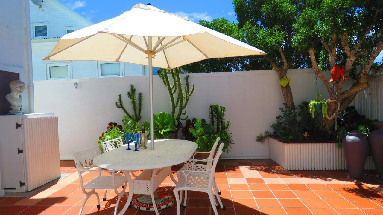 On The Beach Apartments 伊泽芳登 外观 照片