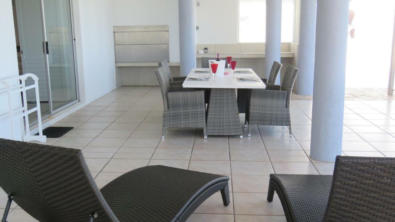 On The Beach Apartments 伊泽芳登 外观 照片
