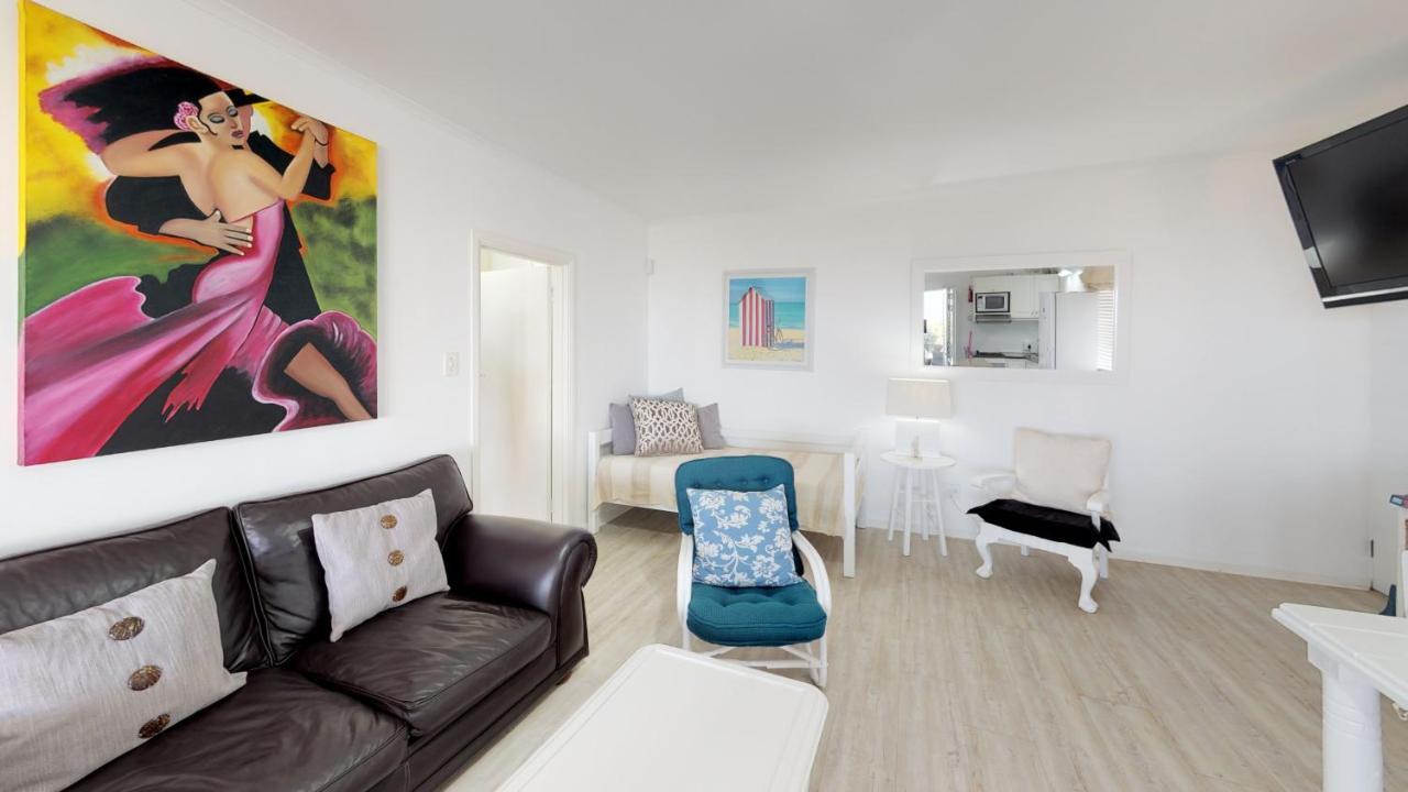 On The Beach Apartments 伊泽芳登 外观 照片